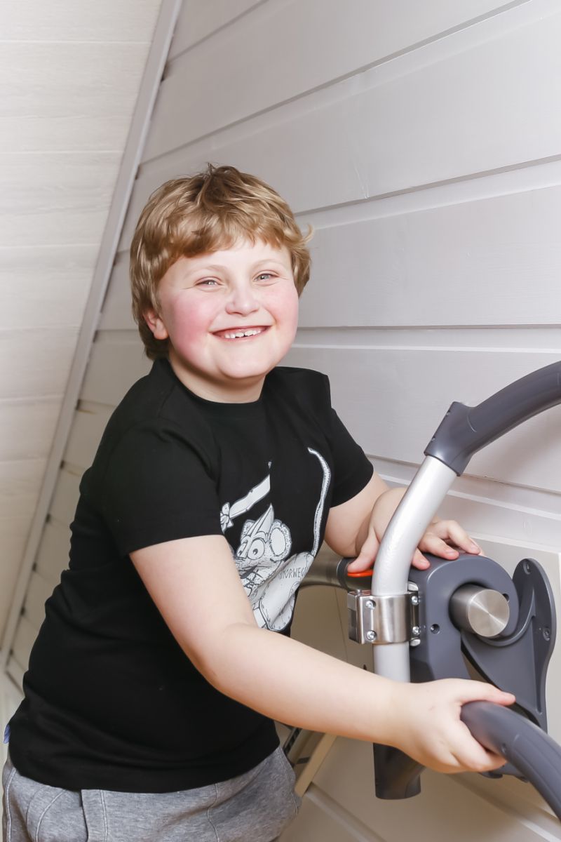 Barn med Cerebral Parese - Rullator i trapp - Trappeassistenten AssiStep